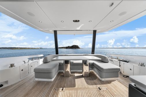 Azimut 68 image