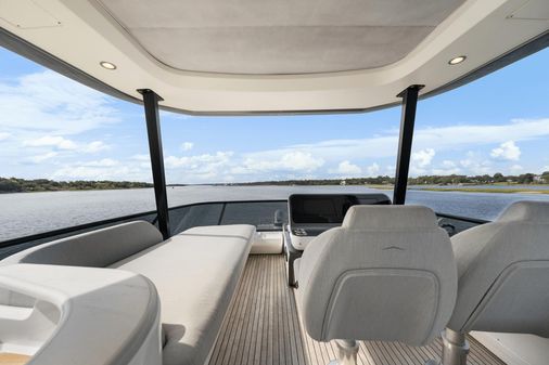 Azimut 68 image