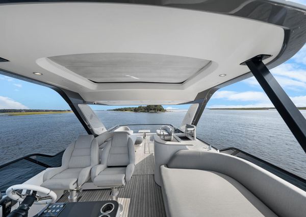 Azimut 68 image