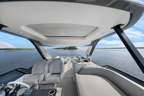 Azimut 68 image