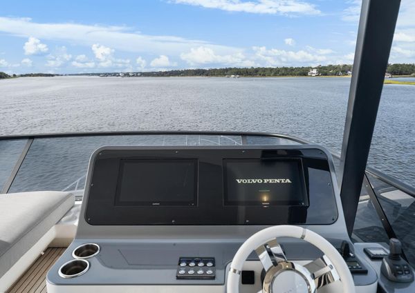 Azimut 68 image