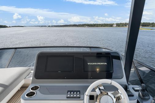 Azimut 68 image