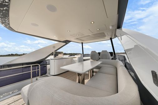 Azimut 68 image