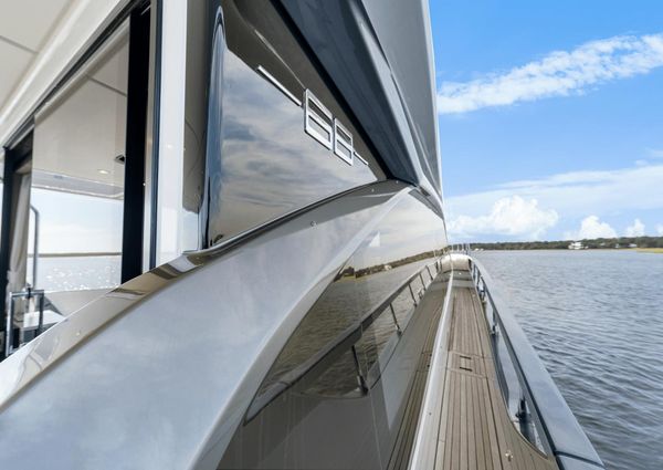 Azimut 68 image