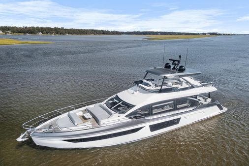 Azimut 68 image