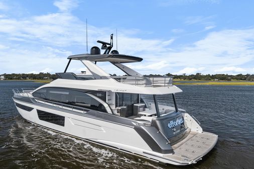 Azimut 68 image