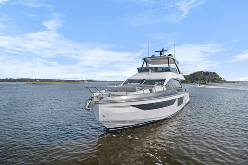 Azimut 68 image