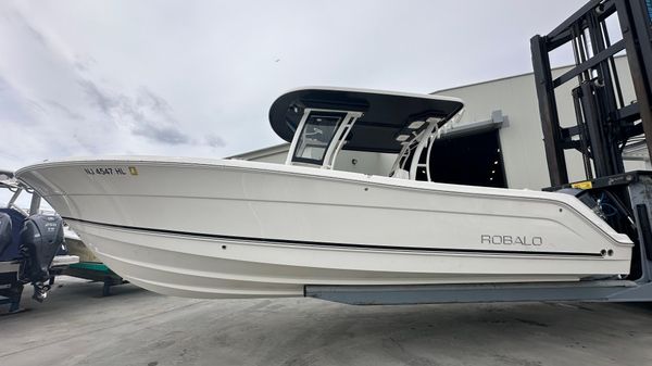 Robalo R302 