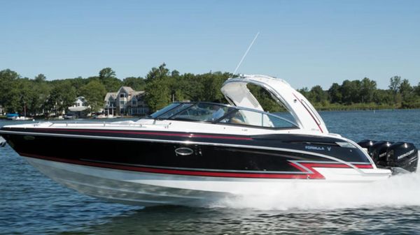 Formula 330 Crossover Bowrider