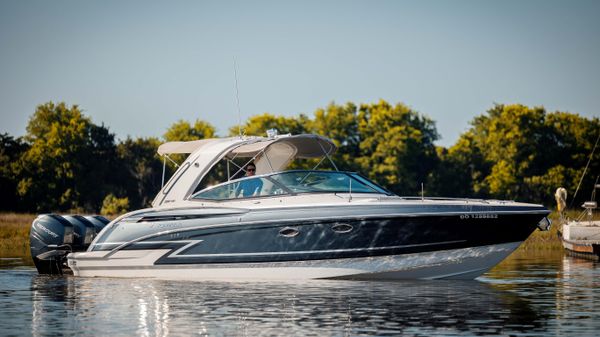 Formula 330 Crossover Bowrider 