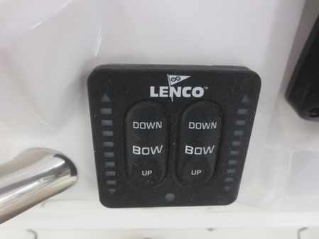 Robalo R222 Center Console image
