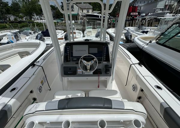 Robalo R230-CENTER-CONSOLE image