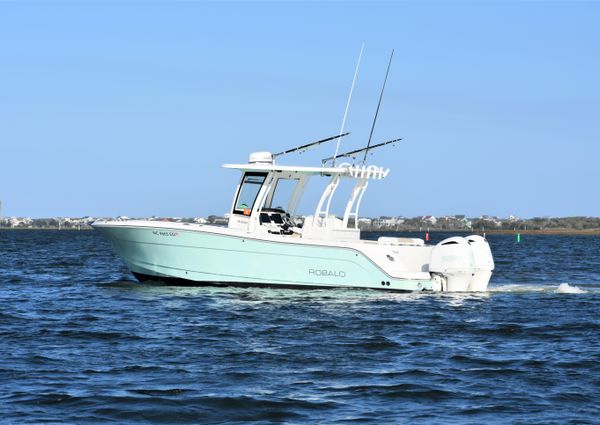 Robalo R302 Center Console image