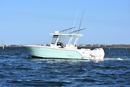 Robalo R302 Center Console image