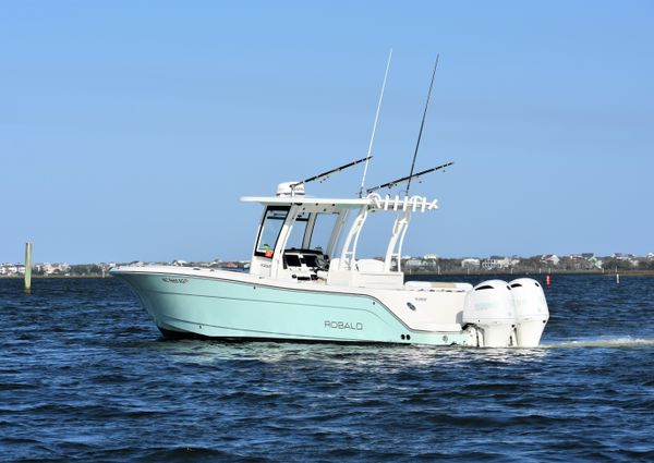 Robalo R302 Center Console image