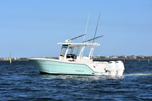 Robalo R302 Center Console image