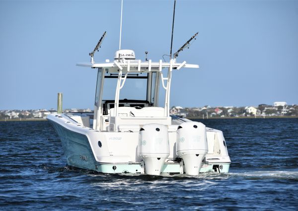 Robalo R302 Center Console image