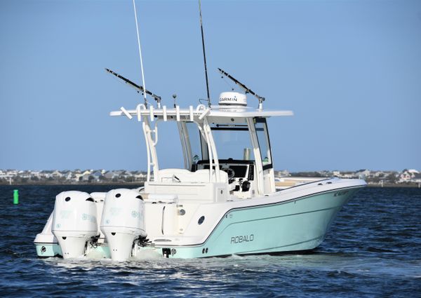 Robalo R302 Center Console image