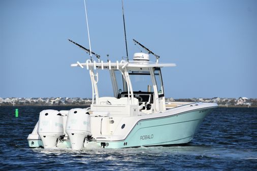 Robalo R302 Center Console image