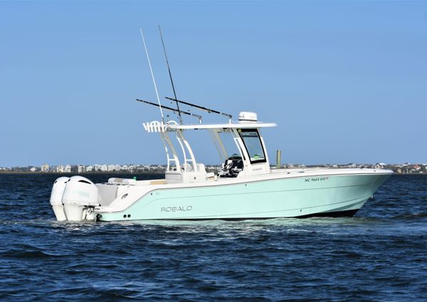 Robalo R302 Center Console image