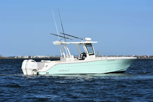 Robalo R302 Center Console image