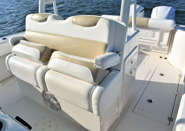 Robalo R302 Center Console image