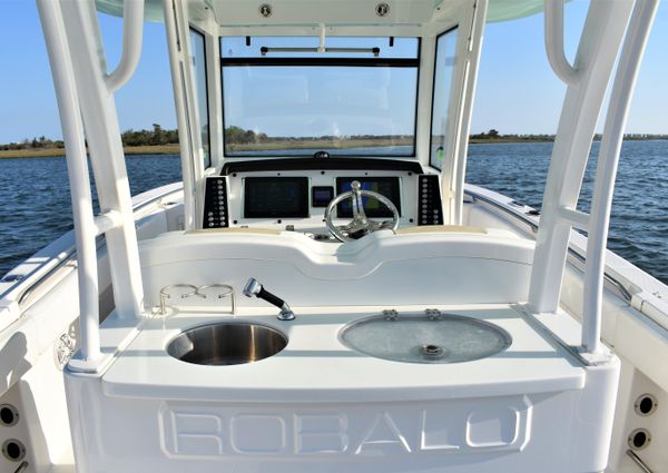 Robalo R302 Center Console image