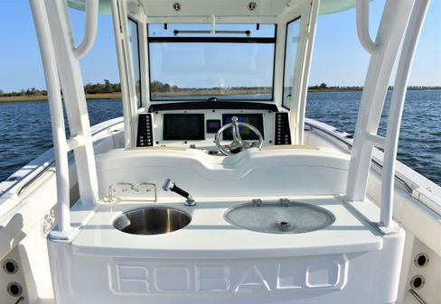 Robalo R302 Center Console image