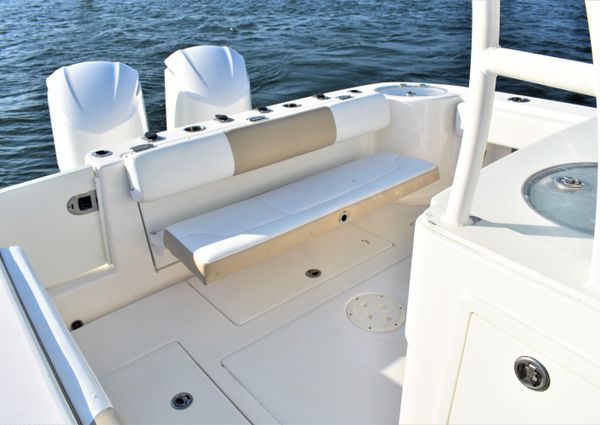 Robalo R302 Center Console image