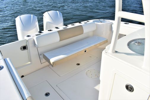 Robalo R302 Center Console image