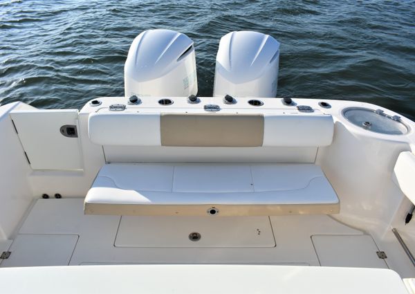 Robalo R302 Center Console image