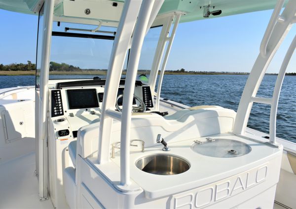 Robalo R302 Center Console image