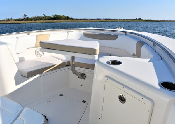 Robalo R302 Center Console image