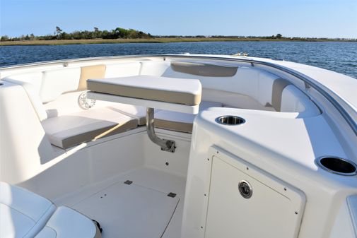 Robalo R302 Center Console image