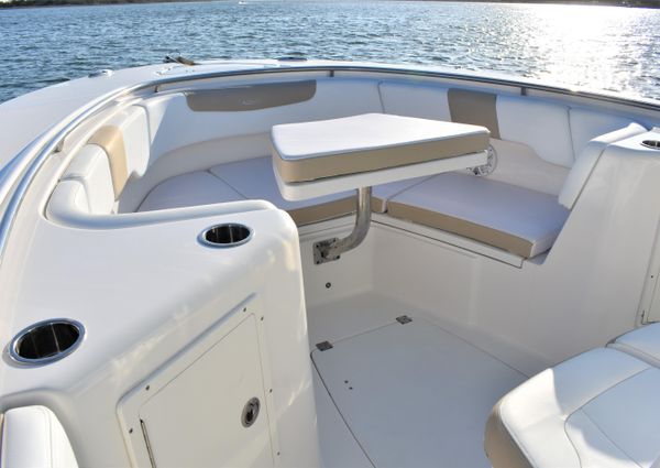 Robalo R302 Center Console image