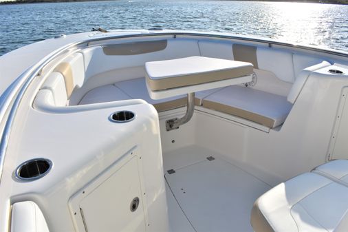 Robalo R302 Center Console image