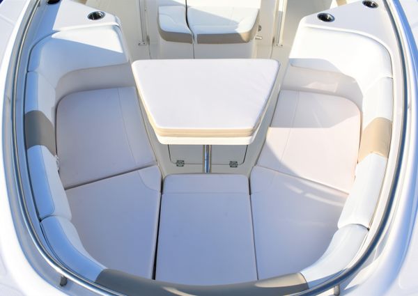 Robalo R302 Center Console image