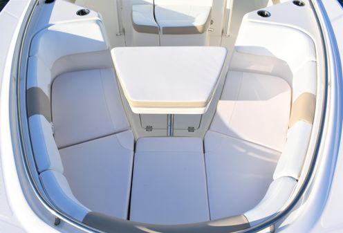 Robalo R302 Center Console image