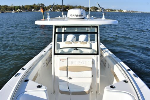 Robalo R302 Center Console image