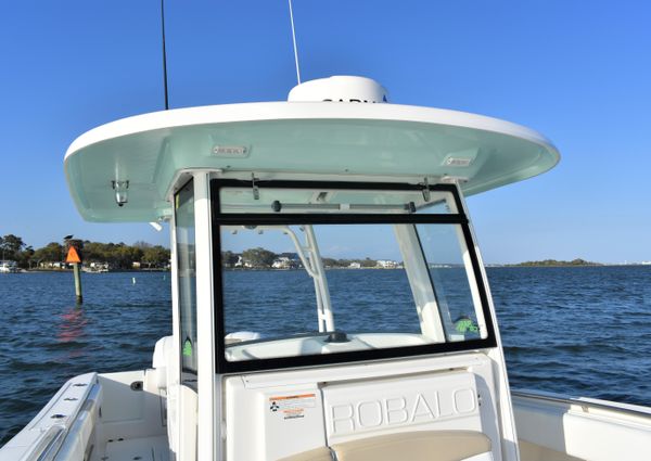 Robalo R302 Center Console image