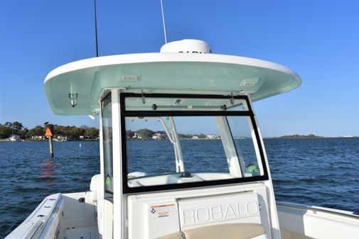 Robalo R302 Center Console image