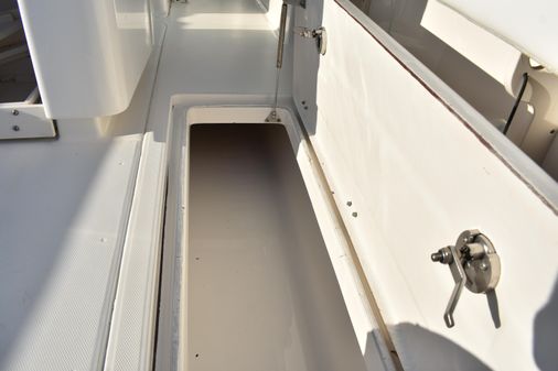 Robalo R302 Center Console image