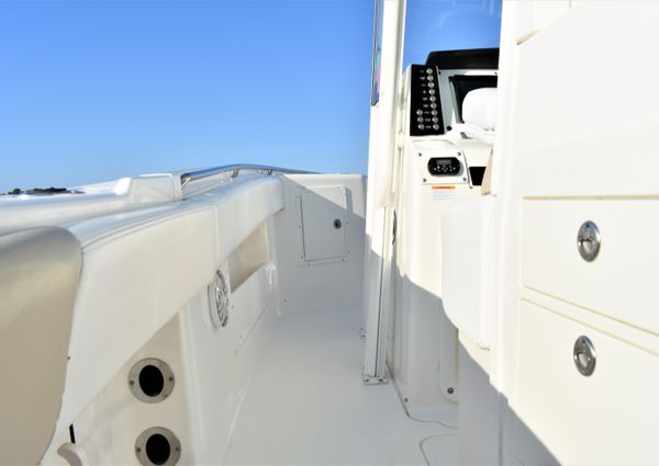 Robalo R302 Center Console image