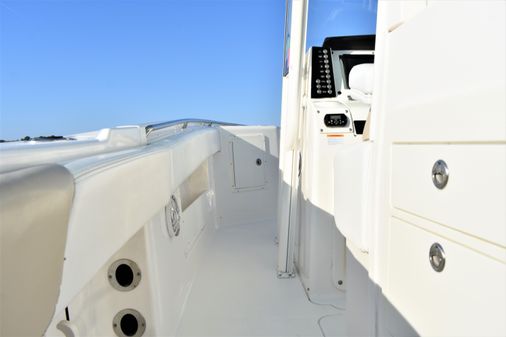 Robalo R302 Center Console image