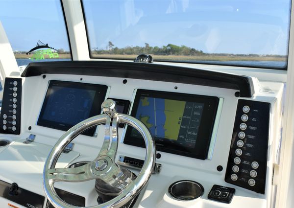 Robalo R302 Center Console image