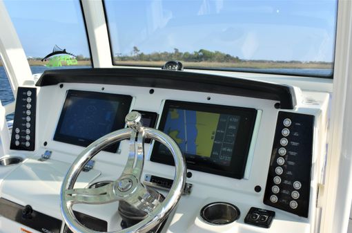 Robalo R302 Center Console image