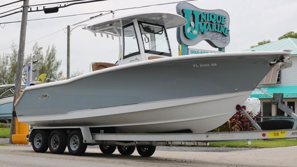 Sea Hunt Gamefish 27 with Coffin Box