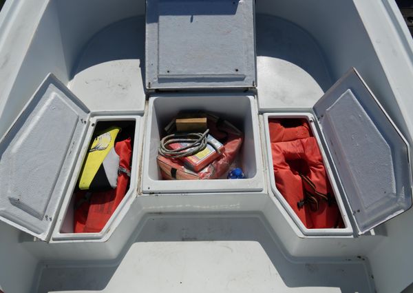 Mako 23 inboard image