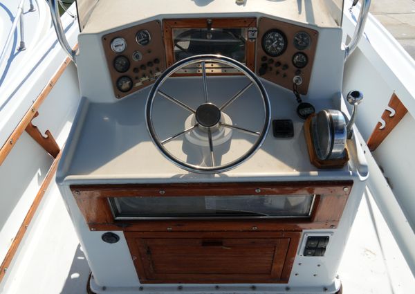 Mako 23 inboard image