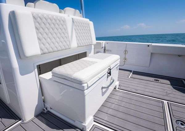 Front Runner 39 Center Console image
